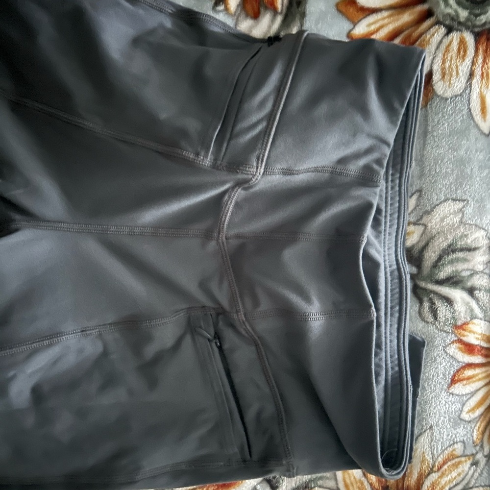 Athletic leggings with pockets
